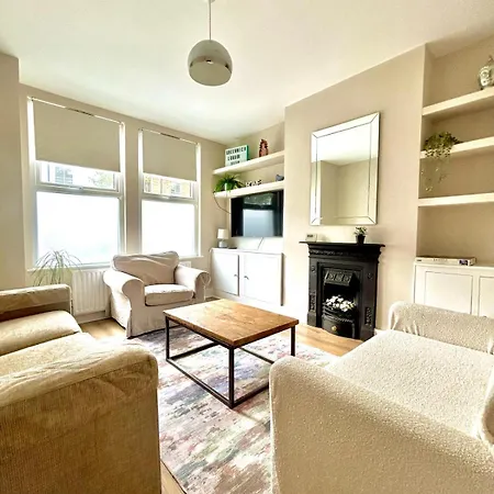 5 Bed House With Garden, Up To 9 Guests, Close To O2 And Greenwich Market *