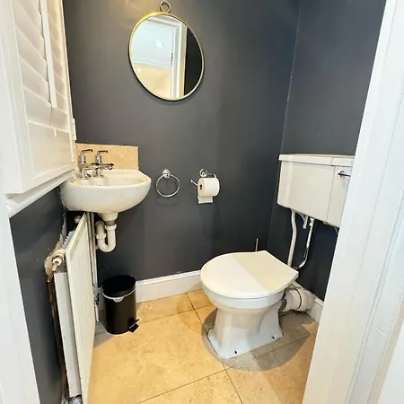 Luxurious & Spacious 2br Apr In Earls Court!