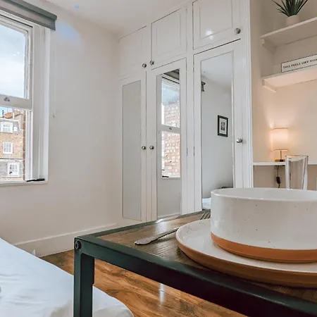 Compact Paddington Self Contained Londres