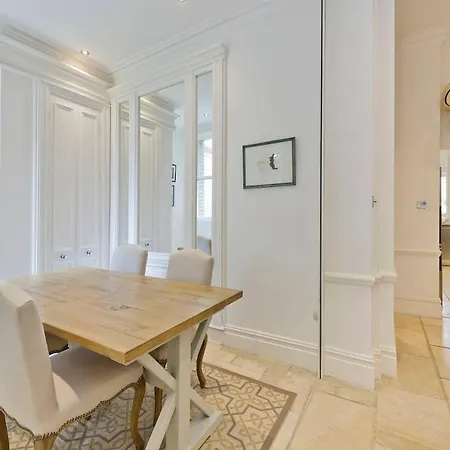 Modern 2-bed With Garden View