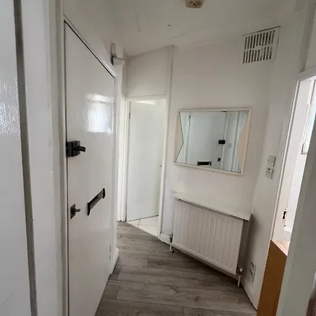 In Victoria Sw1, Spacious One Bedroom By The River Thames Apartment London