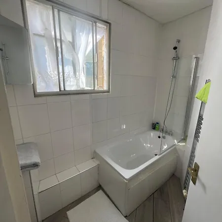 In Victoria Sw1, Spacious One Bedroom By The River Thames