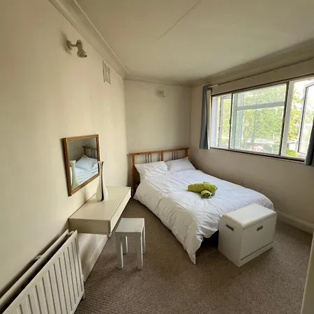 Apartment In Victoria Sw1, Spacious One Bedroom By The River Thames *