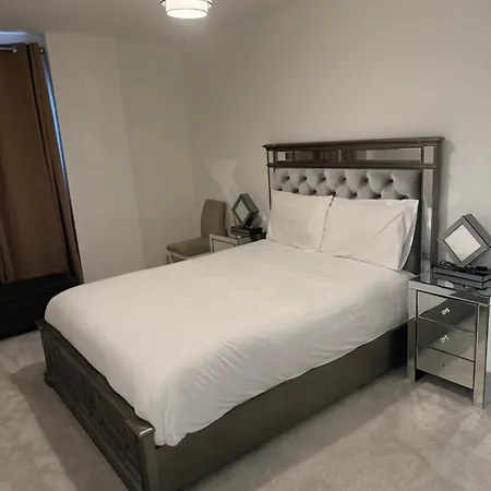 Apartment Brand New Three Bedroom Luxury In Harrow *