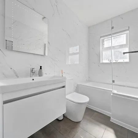 Stylish Modern 3 Bedroom With Garden