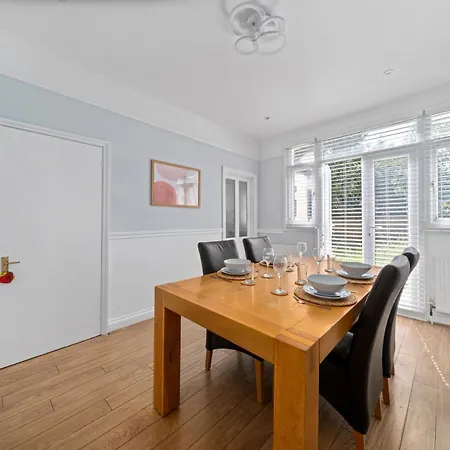 Apartment Stylish Modern 3 Bedroom With Garden *