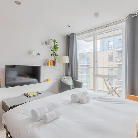 Vibrant & Inviting 1bd Flat Heart Of Haggerston! London