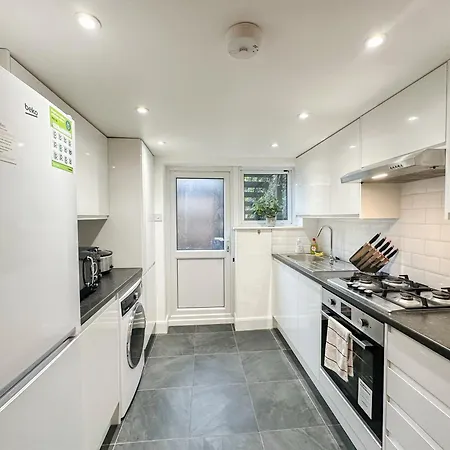 1-bedroom Flat With Small Garden & Paid Parking In Finsbury Park, Highbury Apartment London