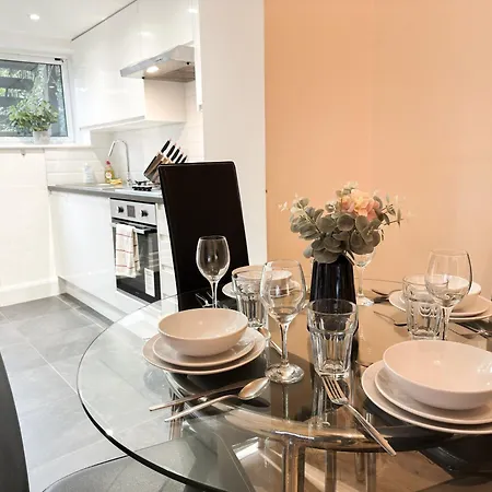 1-bedroom Flat With Small Garden & Paid Parking In Finsbury Park, Highbury