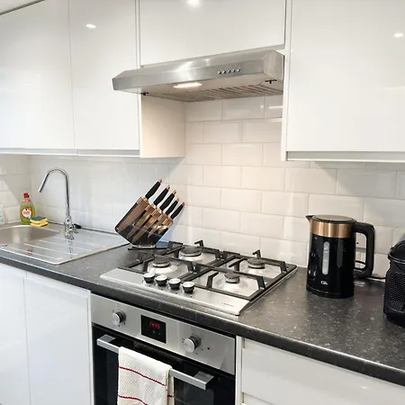 1-bedroom Flat With Small Garden & Paid Parking In Finsbury Park, Highbury *