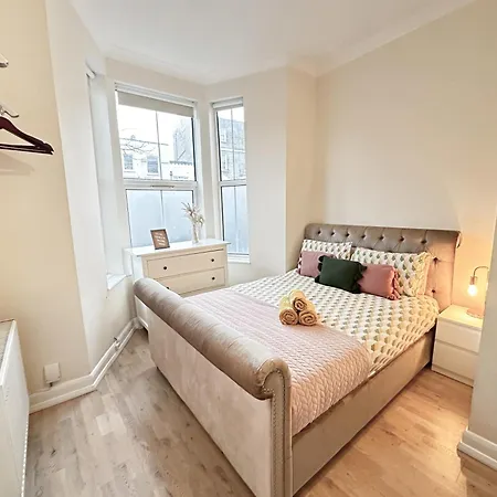 Apartment 1-bedroom Flat With Small Garden & Paid Parking In Finsbury Park, Highbury *