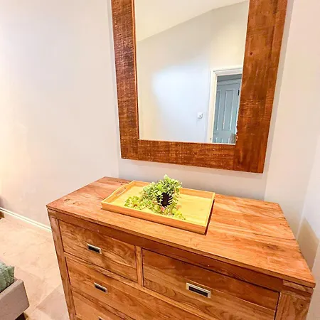 Apartamento 2-bedroom Flat With Private Patio & Firepit In Shepherds Bush Near Hammersmith *