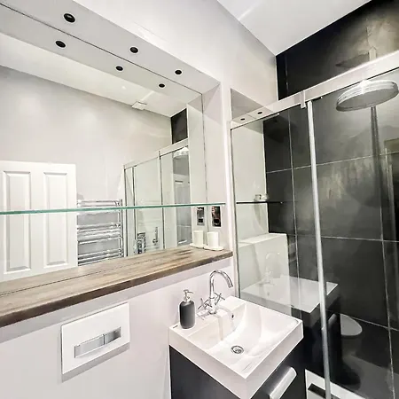 Apartamento 2-bedroom Flat With Private Patio & Firepit In Shepherds Bush Near Hammersmith