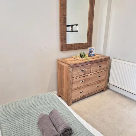 Apartamento 2-bedroom Flat With Private Patio & Firepit In Shepherds Bush Near Hammersmith *
