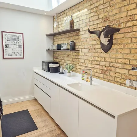 Apartamento 2-bedroom Flat With Private Patio & Firepit In Shepherds Bush Near Hammersmith