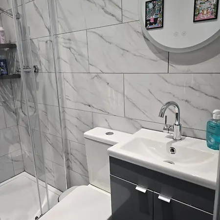 Double With Ensuite Bathroom Feltham