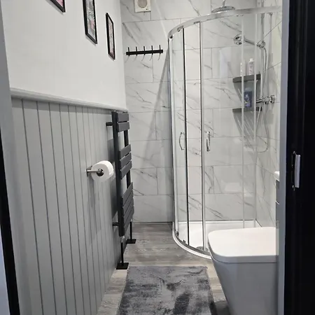 Double With Ensuite Bathroom Guest house Feltham