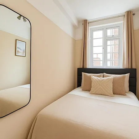 Spacious 2-bedroom In Crystal Palace Apartment *
