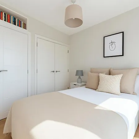 1 Bed With Balcony In Bow