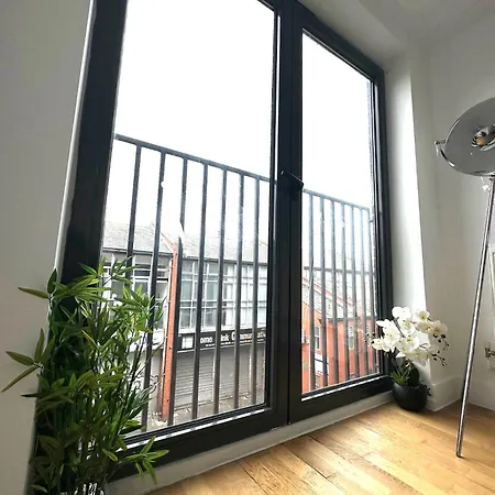 Magnificent 2 Bedroom Modern With Balcony In Whitechapel * Londres
