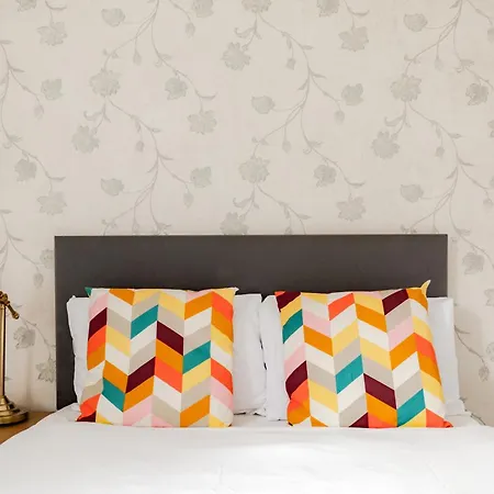Spacious 4 Bedroom Near Marble Arch And Oxford St. Apartment London