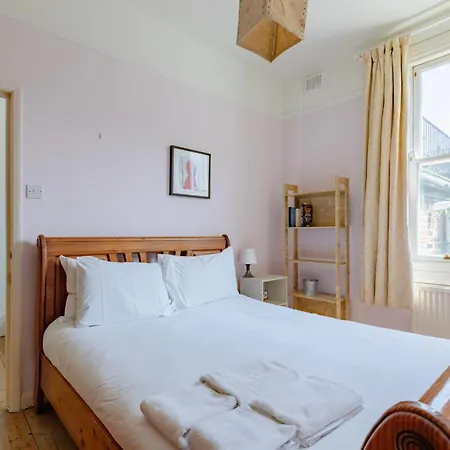 Charming 2bd Flat With Roof Terrace North * London