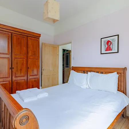 Charming 2bd Flat With Roof Terrace North * London