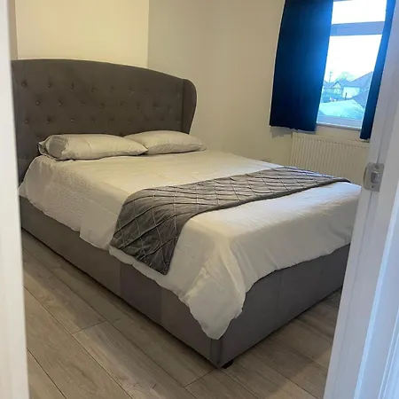 4 Bedroom House Heathrow Holiday home *
