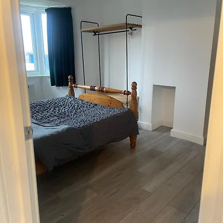 4 Bedroom House Heathrow Holiday home *