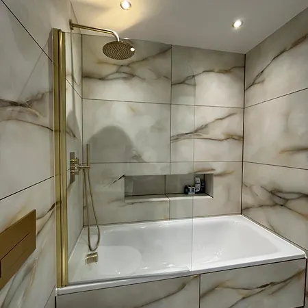 Alhambra House, Modern 2 Bed Flat - F2 Apartment