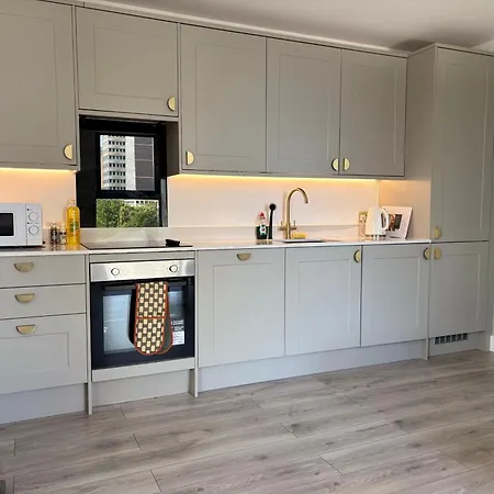 Alhambra House, Modern 2 Bed Flat - F2 * Croydon
