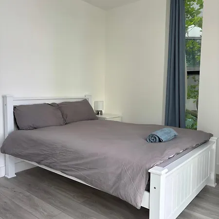 Alhambra House, Modern 2 Bed Flat - F2 Apartment Croydon