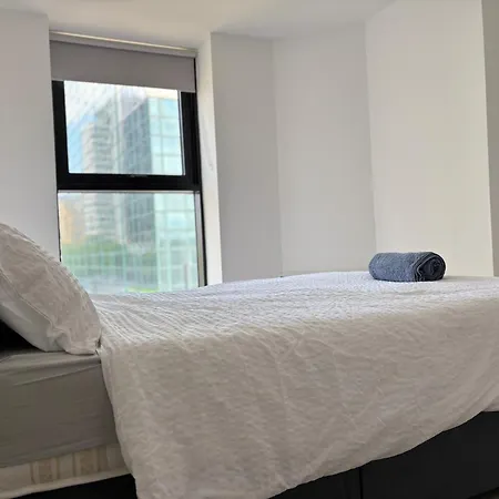 Alhambra House, Modern 2 Bed Flat - F2 Apartment *