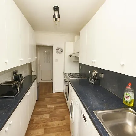 Villa In Harrow Pinner