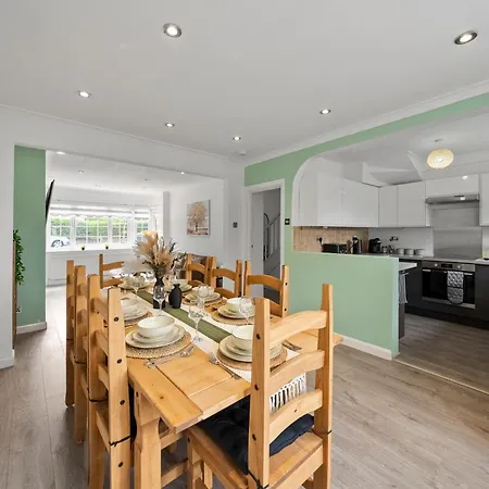 Spacious 5 Bedroom With Game * Croydon