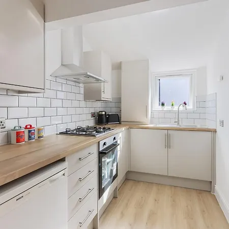 Lux 1 Bed Flat Next To Station In Tooting London