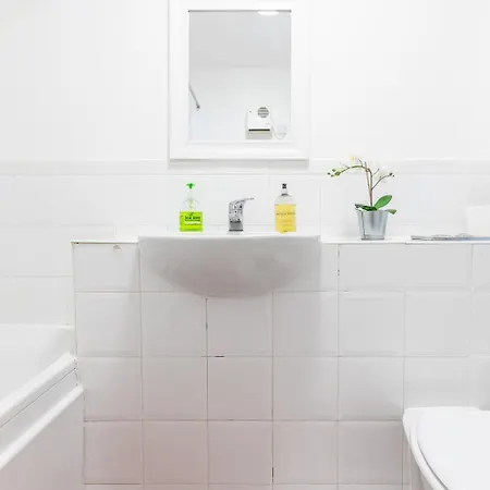 Skyline Haven - Modern 2b, Parking, Wifi & 4ktv Appartamento