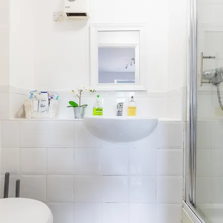 Skyline Haven - Modern 2b, Parking, Wifi & 4ktv Londra