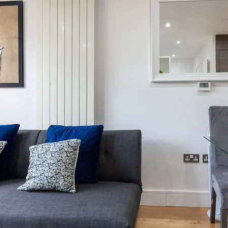 Stunning Close To Station With Scenic Pond View Apartamento