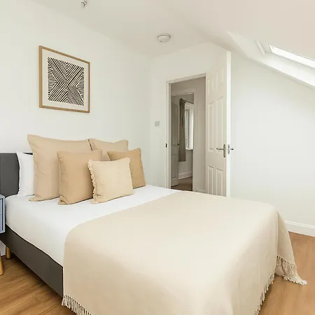 2 Bed Flat In Acton Town * Londen