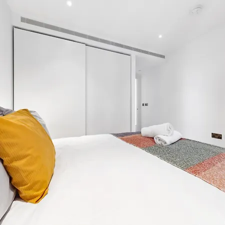 Luxury Sky Scraper Building Modern 2 Bedroom Next To Westfield Shopping Mall London! Apartment