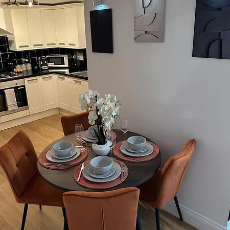Stylish 2 Bedroom Apartment- Near O2 Arena *