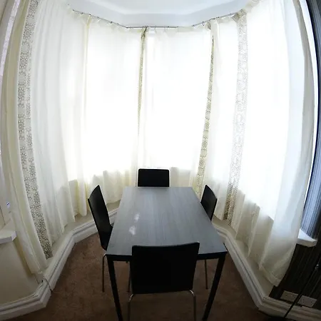 The Beehive 3* Илфорд