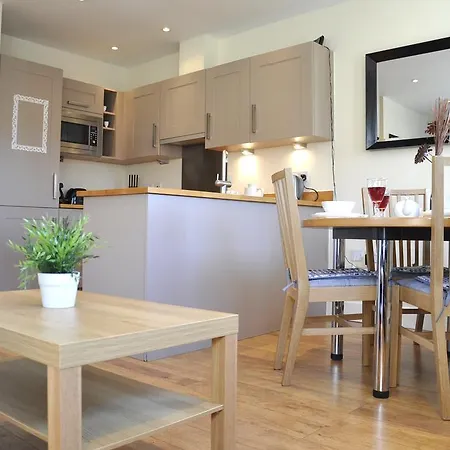 Apartment Beautiful 4-bedroom Flat In Bridge/borough! *