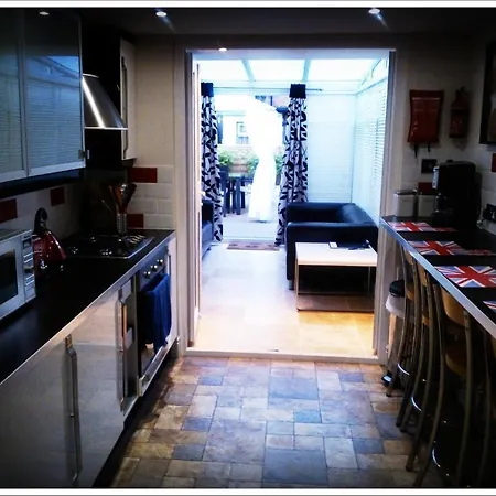 Malvern Road To Let Guest house