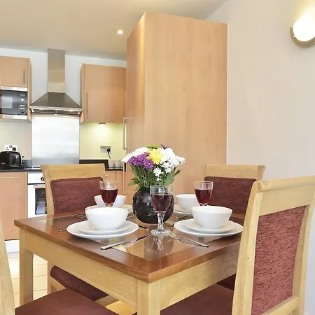 Apartment Beautiful 4-bedroom Flat In Bridge/borough!
