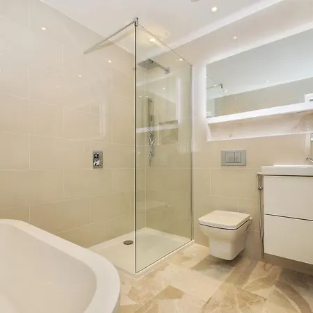 Luxury 2 Bed/bath Next To Hyde Park