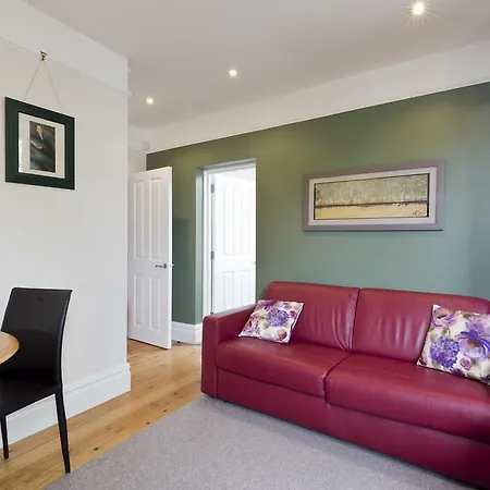 Luxury And Studio 69 * New Malden