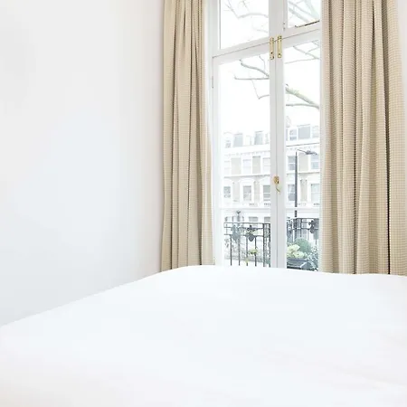 Veeve - Holland Park Avenue