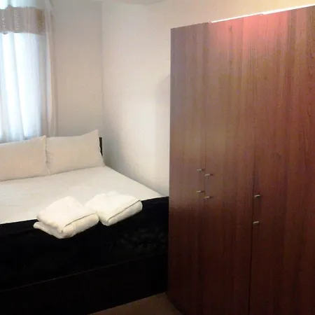 Widegate Hostel *